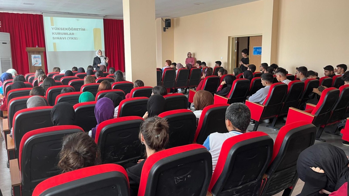 Hedef 2025 YKS Kapsamında haftasonları tertiplediğimiz DYK kurslarında devamsızlık yapan öğrencilerimizle toplantı gerçekleştirdik. 
