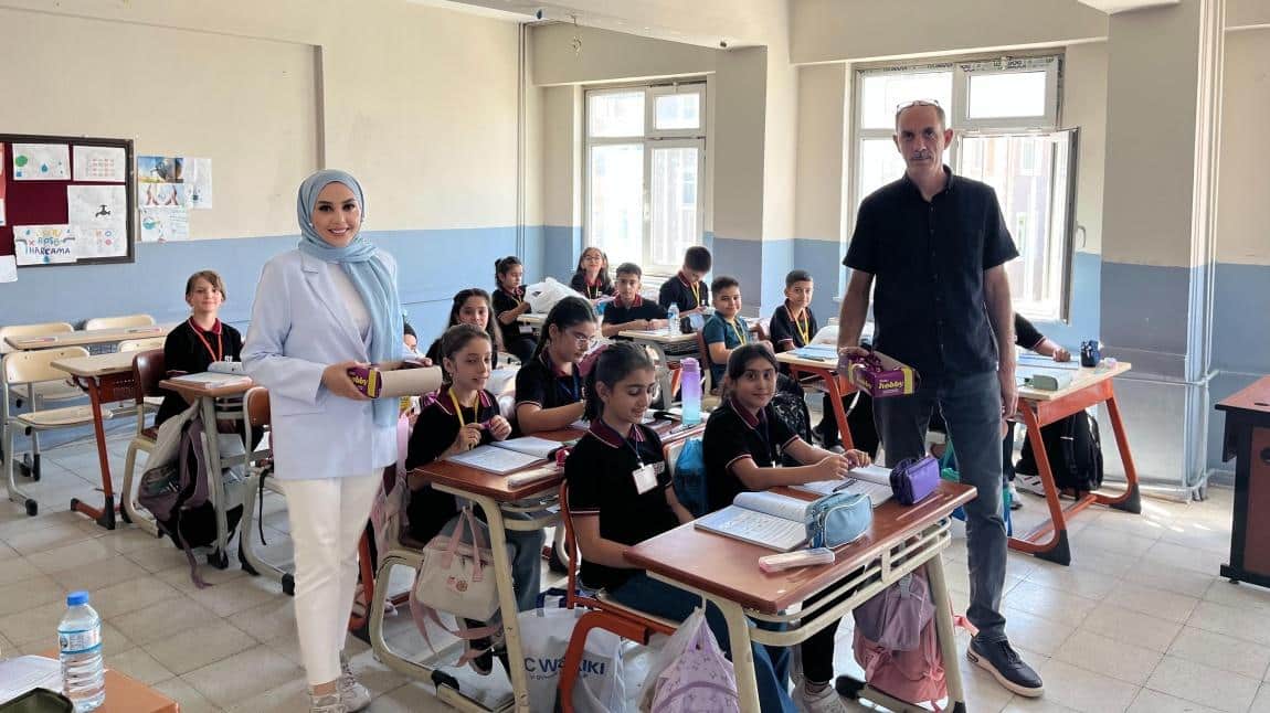 Yeni Eğitim-Öğretim Yılına Tatlı Bir Başlangıç Yeni eğitim-öğretim yılı kapsamında, okulumuzda beşinci sınıflarımıza sıcak bir “hoşgeldiniz” karşılaması yapıldı.